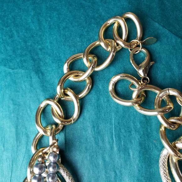 2/15$ Braided chain links and faux pearls necklace signed JS - Picture 2 of 5